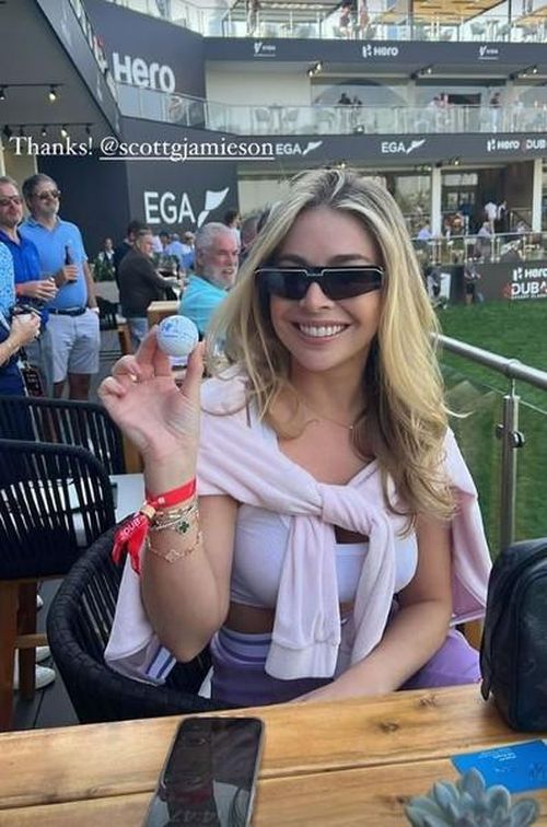 Cô nàng tươi cười khoe nhặt được một quả bóng golf.