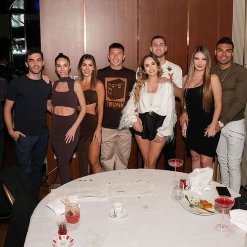 Lisandro Martinez, Diogo Dalot và Casemiro thưởng thức bữa tối cùng các nàng WAGs xinh đẹp của họ.