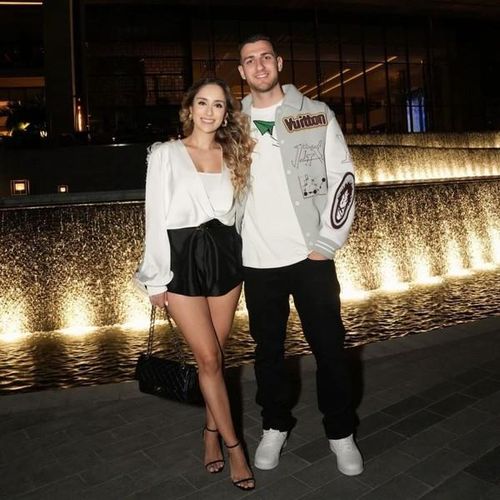 Diogo Dalot đưa bạn gái Claudia Pinto đi ngắm cảnh.
