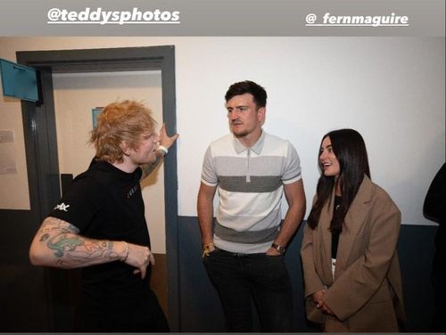 Harry Maguire và cộng sự Fern trò chuyện cùng Sheeran.