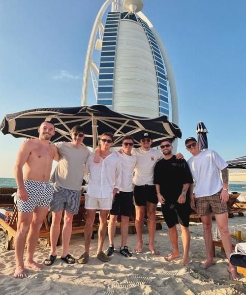 Maguire (thứ ba từ phải sang) tạo dáng trên bãi biển với John McGinn (ngoài cùng bên trái) Luke Shaw (thứ hai bên phải) và Jordan Pickford (ngoài cùng bên phải).