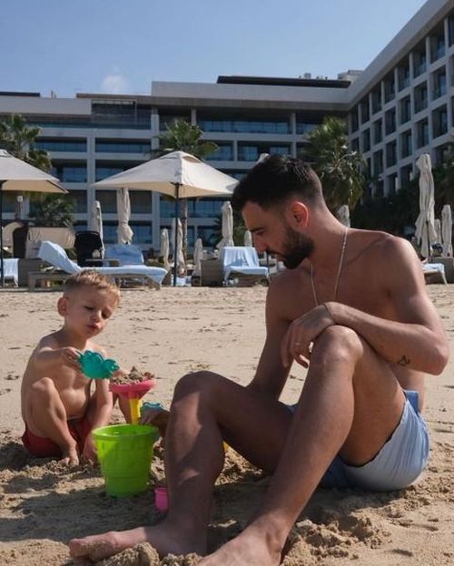Đội trưởng Man Utd có khoảng thời gian vui vẻ bên con trai Goncalo.