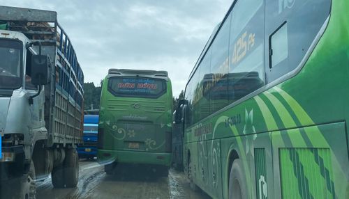 Giao thông bị ùn tắc kéo dài.