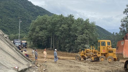 Lực lượng CSGT có mặt tại hiện trường để điều tiết giao thông.