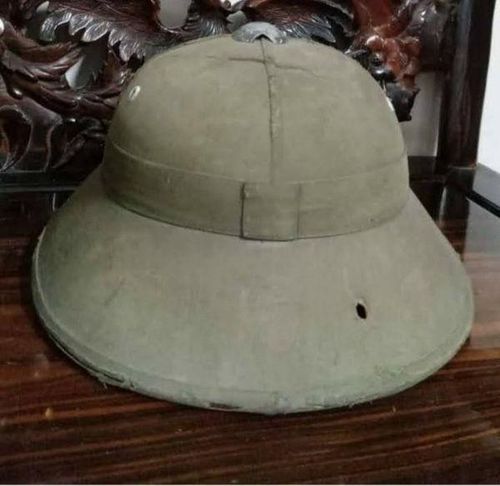 Chiếc mũ cối bị đạn xuyên qua trong trận Mỏ Công của nhà báo Đậu Hùng. Ảnh do cô Hoàng Minh Trâm cung cấp.