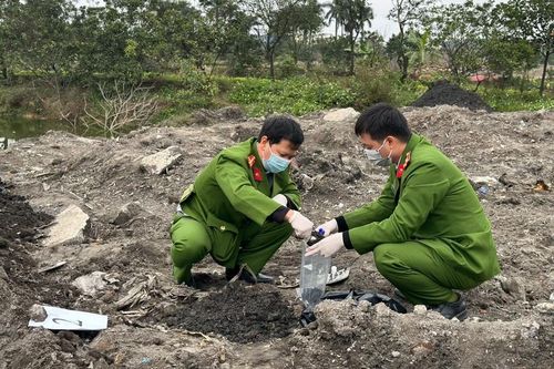 Lực lượng chức năng lấy mẫu để làm kiểm nghiệm.