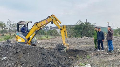 Cơ quan chức năng đã đào 9 hố tại khu vực nghi san lấp chất thải để lấy mẫu làm kiểm nghiệm xác định chất thải.