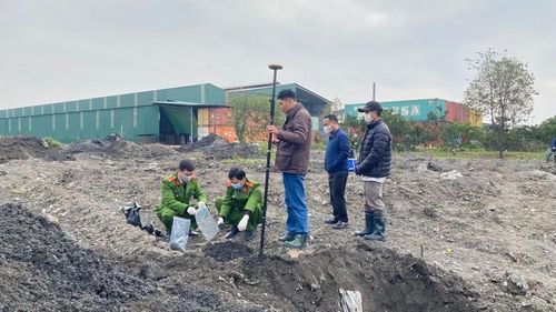Lực lượng chức năng lấy mẫu tại các hố đất để kiểm nghiệm.