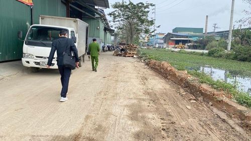 Con đường độc đạo duy nhất đi vào khu vực bị san lấp. 
