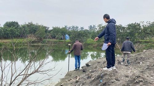 Lực lượng chức năng tiến hành đo đạc hiện trường.