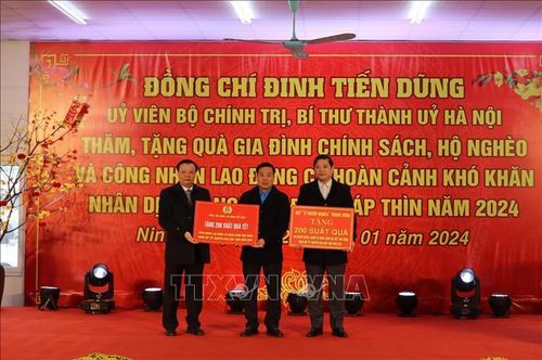 Đồng chí Đinh Tiến Dũng, Ủy viên Bộ Chính trị, Bí thư Thành ủy Hà Nội trao biển tượng trưng các suất quà Tết cho Ủy ban MTTQ Việt Nam tỉnh Ninh Bình và Liên đoàn Lao động tỉnh Ninh Bình.
