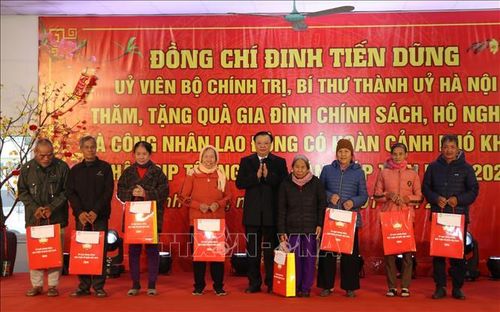 Đồng chí Đinh Tiến Dũng, Ủy viên Bộ Chính trị, Bí thư Thành ủy Hà Nội trao tặng quà Tết cho các gia đình chính sách trên địa bàn huyện Gia Viễn.