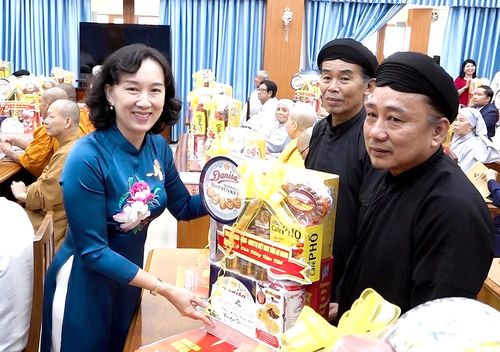 Các đồng chí lãnh đạo Tỉnh ủy, HĐND, UBND, UBMTTQVN tỉnh An Giang tặng quà chúc Tết các vị chức sắc, chức việc