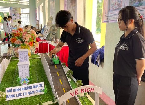 Học sinh Trường THPT Lý Thường Kiệt ứng dụng kiến thức vật lý và công nghệ xây dựng mô hình đường đua xe bằng lực từ nam châm. Ảnh: V.C