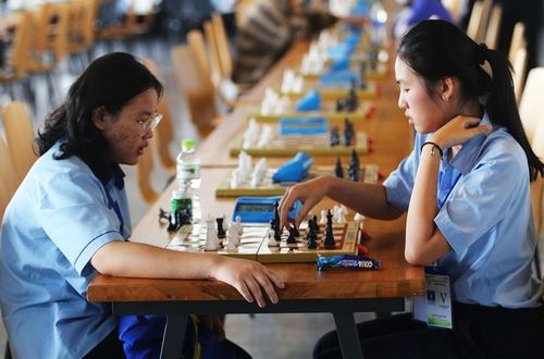 Em Nguyễn Bảo Ngọc (bìa phải) có niềm đam mê mãnh liệt với môn cờ vua. Ảnh: L.V.N