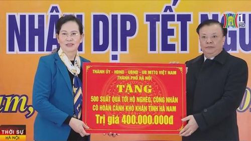 Ủy viên Bộ Chính trị, Bí thư Thành ủy Đinh Tiến Dũng đại diện tặng 900 suất quà cho hộ nghèo, cần nghèo, công nhân có hoàn cảnh khó khăn tại Hà Nam.