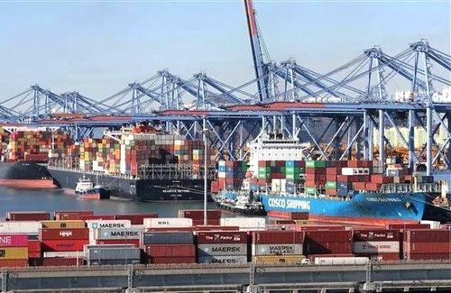 Bốc dỡ hàng hóa tại Cảng Busan (Hàn Quốc). Ảnh Yonhap/TTXVN