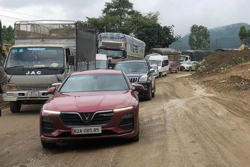 Vụ tai nạn khiến giao thông ách tắc nhiều giờ liền. (Ảnh: L.S)