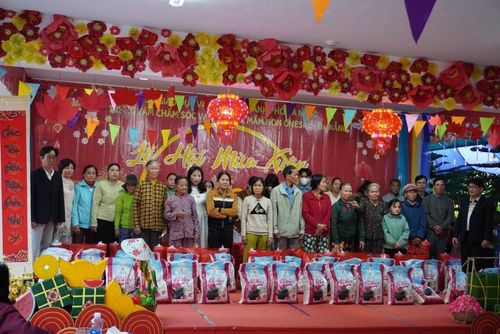 Trao nhiều phần quà đến phụ huynh là công nhân khó khăn có con đang học tại Trung tâm. Cùng với đó trao nhiều phần quà cho các hộ dân khó khăn tại địa bàn.