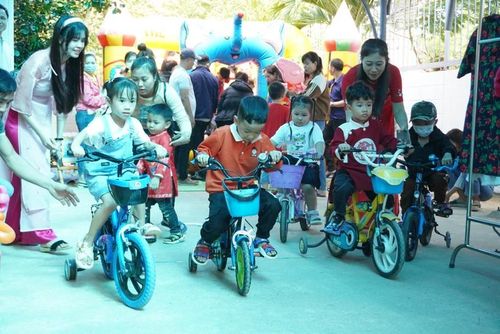 Trẻ mầm non được vui chơi tại chương trình.
