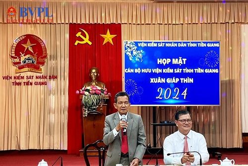  Đồng chí Huỳnh Dũng Tiến, nguyên Viện trưởng VKSND tỉnh Tiền Giang phát biểu tại buổi gặp mặt.