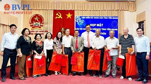  Tập thể lãnh đạo VKSND tỉnh Tiền Giang tặng quà lưu niệm cho cán bộ hưu trí.