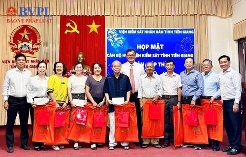  Tập thể lãnh đạo VKSND tỉnh Tiền Giang tặng quà lưu niệm cho cán bộ hưu trí.