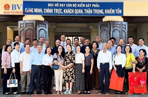  Các đại biểu tham dự chụp hình lưu niệm tại buổi gặp mặt.