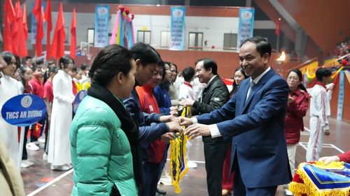 Lãnh đạo quận Tây Hồ tặng hoa chúc mừng các đội tham gia hội khỏe.