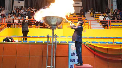 Chủ tịch UBND quận Tây Hồ Nguyễn Đình Khuyến thực hiện nghi thức châm đuốc tại hội khỏe.