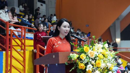 Phó Chủ tịch UBND quận Tây Hồ Bùi Thị Lan Phương phát biểu khai mạc hội khỏe.
