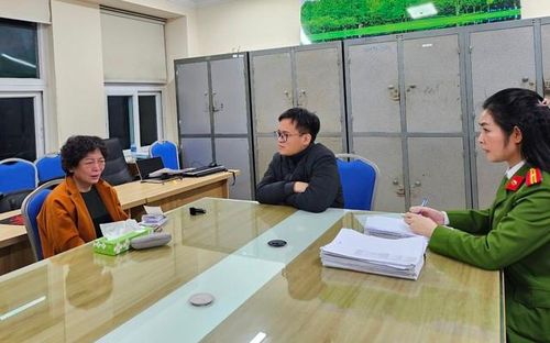 Bà Phạm Thị Hòa tại cơ quan công an