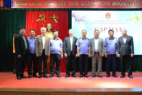  Lãnh đạo VKSND TP Đà Nẵng chụp ảnh lưu niệm cùng các đồng chí cán bộ hưu trí.