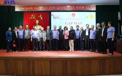  Lãnh đạo VKSND TP Đà Nẵng chụp ảnh lưu niệm cùng các đồng chí cán bộ hưu trí.