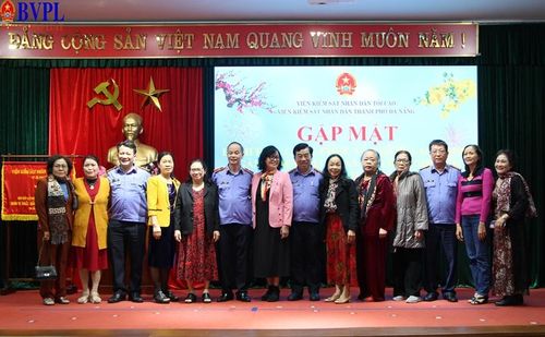  Lãnh đạo VKSND TP Đà Nẵng chụp ảnh lưu niệm cùng các đồng chí cán bộ hưu trí.