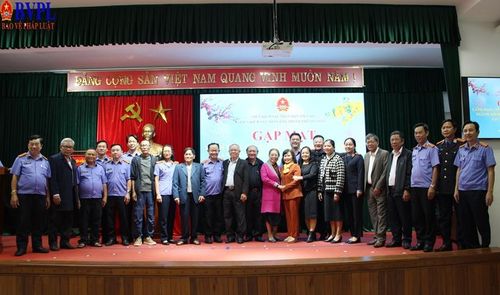  Lãnh đạo VKSND TP Đà Nẵng chụp ảnh lưu niệm cùng các đồng chí cán bộ hưu trí.