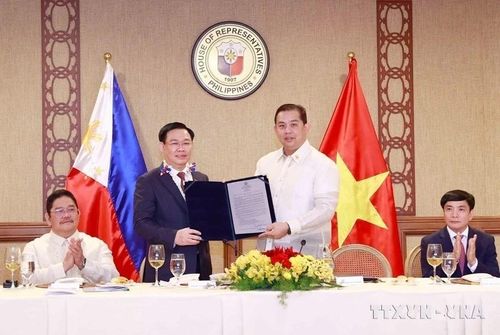  Chủ tịch Hạ viện Martin Romualdez trao cho Chủ tịch Quốc hội Vương Đình Huệ bản Nghị quyết số 571 về tăng cường hợp tác giữa Philippines và Việt Nam với việc thành lập Nhóm Nghị sỹ hữu nghị Philippines-Việt Nam (2022). (Ảnh: Doãn Tấn/TTXVN) 