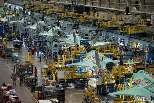 Nguyên nhân của sự chậm trễ là chương trình hiện đại hóa F-35 lên cấp độ Block 4, hay đúng hơn là bản cập nhật phần cứng và phần mềm Technology Refresh 3 (hoặc TR-3), nhưng đáng tiếc là gói TR-3 đã chậm tiến độ 1 năm.