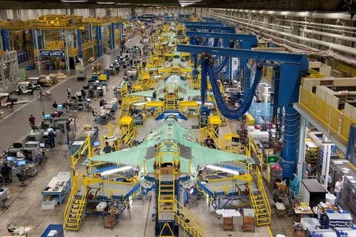 Đây được xem là cách Lockheed Martin giải thích nguyên nhân giao máy bay chậm trễ, mặc dù được sản xuất liên tục nhưng không đến tay khách hàng lại trở về kho của doanh nghiệp, do Không quân Mỹ từ chối tiếp nhận và đưa vào sử dụng.
