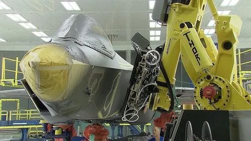 Tuy nhiên bất chấp vướng mắc chưa được giải quyết, Tập đoàn Lockheed Martin vẫn tiếp tục sản xuất chiếc tiêm kích thế hệ thứ năm này, họ tích trữ máy bay chưa bàn giao ở nhà máy Fort Worth, bang Texas.