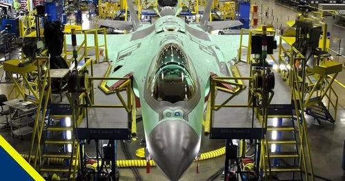 Cơ quan báo chí của Tập đoàn Lockheed Martin cho biết: “Dây chuyền sản xuất chiến đấu cơ F-35 vẫn tiếp tục hoạt động và nhiều chiếc đang trong các giai đoạn lắp ráp cuối cùng khác nhau".