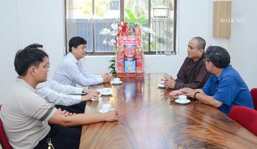 Thượng tọa Thích Tâm Hải thông tin tình hình hoạt động của Báo Giác Ngộ trong năm qua đến các thành viên trong đoàn