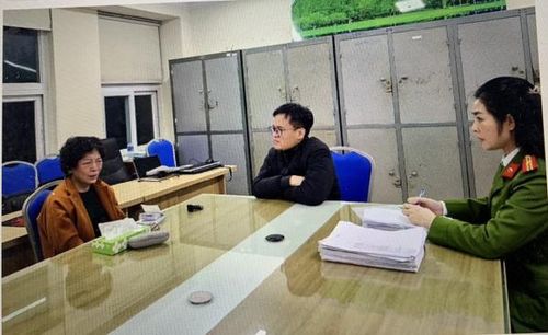Cựu Chủ tịch Sen Tài Thu tại cơ quan điều tra. (Ảnh: VTV).
