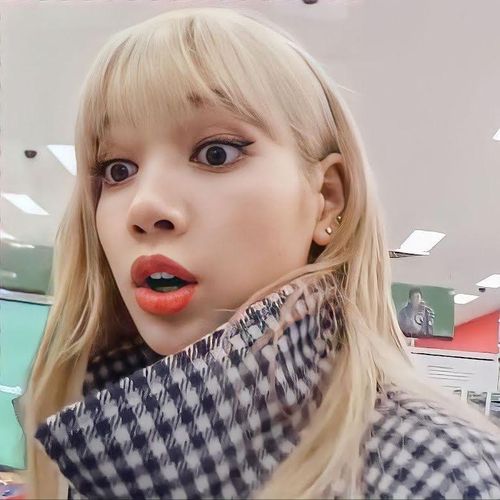 Lisa đặc biệt sợ ma, đến mức không dám tắt đèn khi ngủ. 