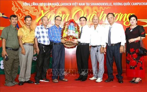 Lãnh đạo Hội Khmer Việt Nam chi nhánh tỉnh Preah Sihanouk chúc mừng Tổng Lãnh sự quán Việt Nam tại tỉnh Preah Sihanouk nhân dịp Tết Nguyên đán Giáp Thìn 2024. Ảnh: Hoàng Minh/TTXVN