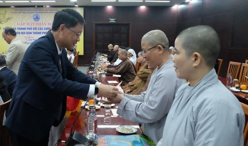 Chủ tịch Ủy ban MTTQ Việt Nam thành phố Ngô Xuân Thắng chúc mừng năm mới các vị chức sắc các tổ chức tôn giáo.