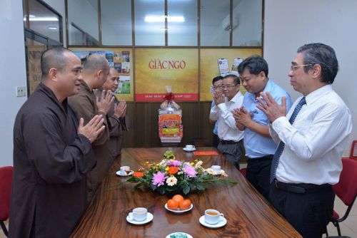 Đồng chí Nguyễn Phước Lộc cùng đoàn đại biểu gửi lời chúc mừng năm mới đến Tổng Biên tập, Ban Biên tập và toàn thể cán bộ, nhân viên Báo Giác Ngộ. Ảnh: BÁO GIÁC NGỘ