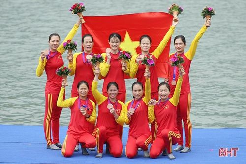 Trong lần đầu tham dự ASIAD, Dư Thị Bông (ngồi thứ nhất từ phải sang) cùng đồng đội giành 2 HCĐ.