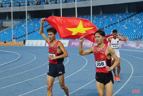 VĐV Nguyễn Trung Cường (bên phải) và VĐV Lê Tiến Long ăn mừng chiến thắng tại SEA Games 32.