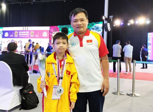 Huấn luyện viên Bùi Vinh và kỳ thủ Nguyễn Xuân Phương tại Giải vô địch cờ vua trẻ châu Á 2023.